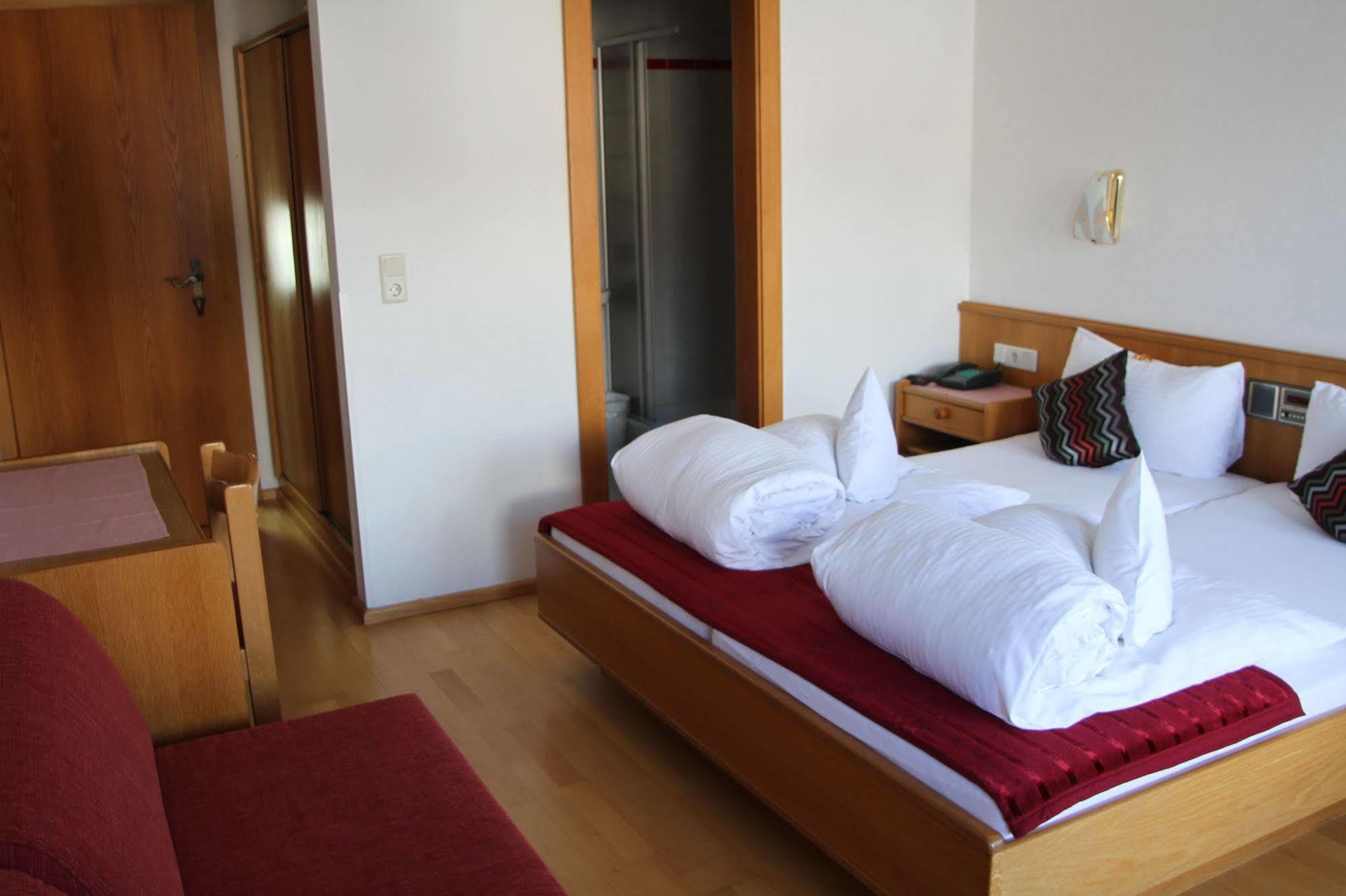 נאודרס Collina Hotel Garni מראה חיצוני תמונה